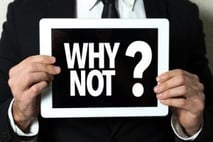 Mann hält Schild mit "warum nicht"