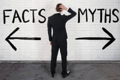 mann steht vor wand mit 2 Ootionen: Myths or fact