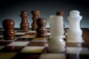 Taktiken beim Schach - Brett mit Figuren