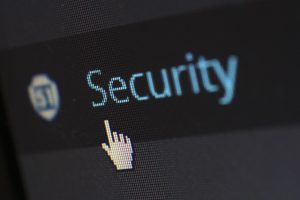 Wort "Security" auf Monitor mit Mauszeiger